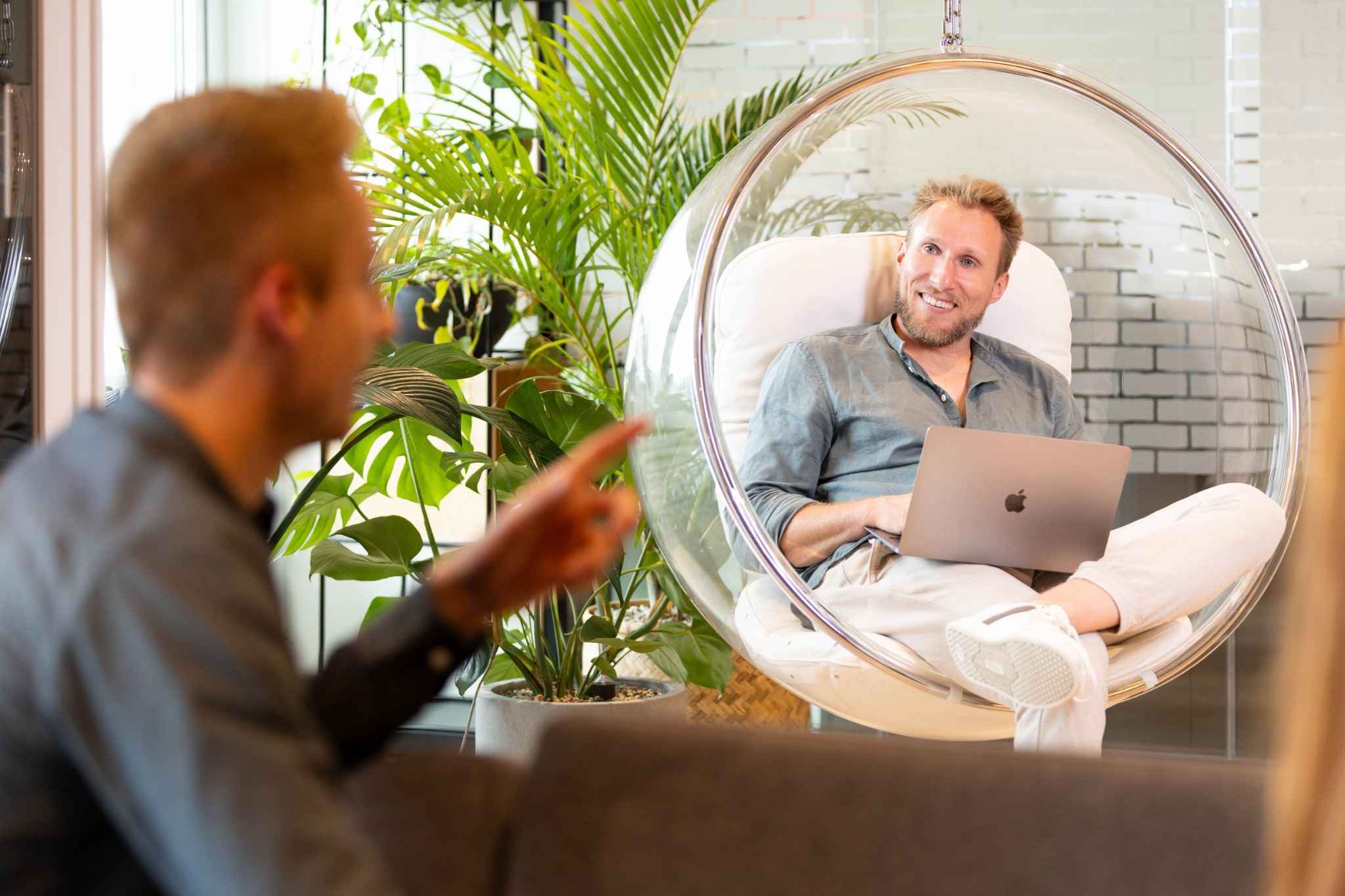 Digital marketing consultant Jonathan Goris in gesprek met een klant